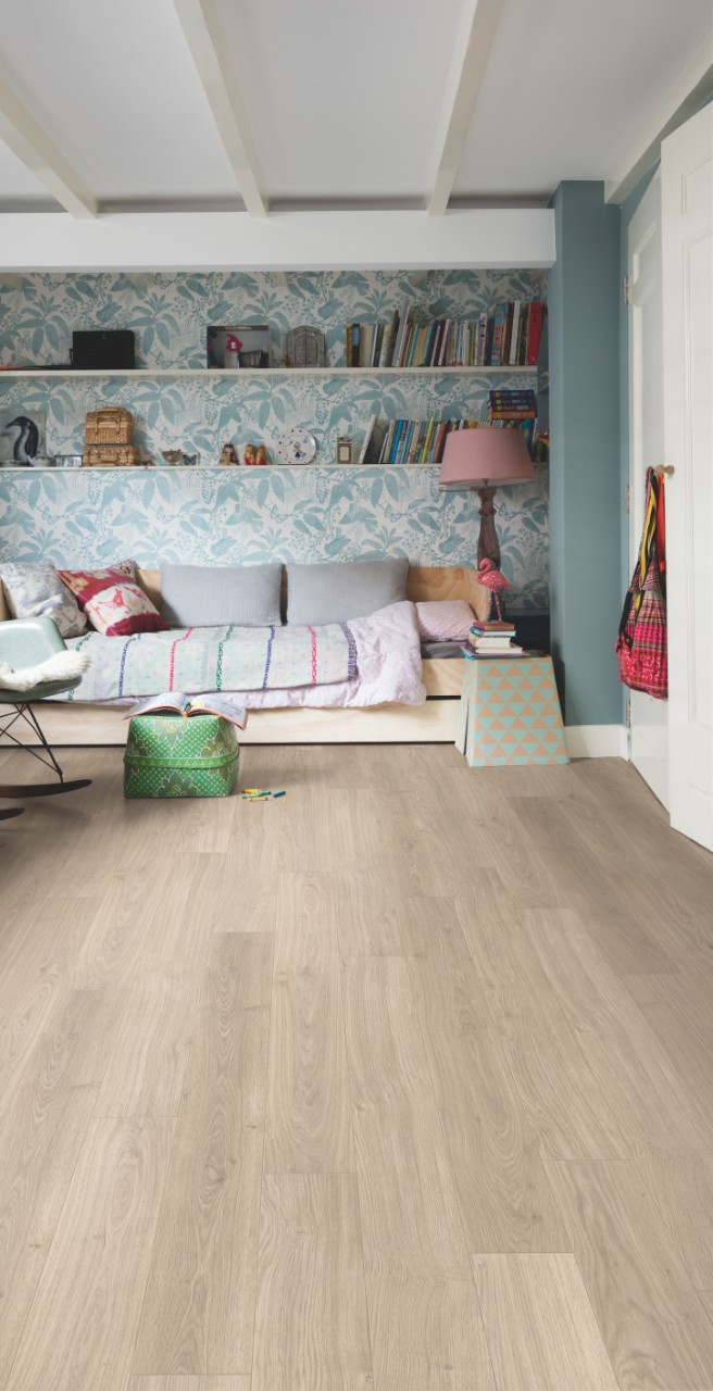 Ламинат Quick Step Perspective Hydro Дуб светло-серый лакированный PER1304 1380×156×9 фото в интерьере