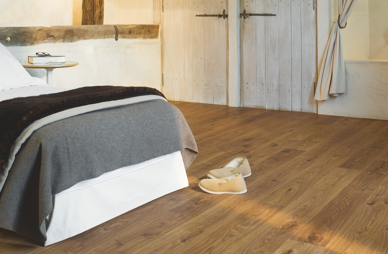 Ламинат Quick Step Perspective Hydro Дуб белый медиум PER1492 1380×156×9 фото в интерьере