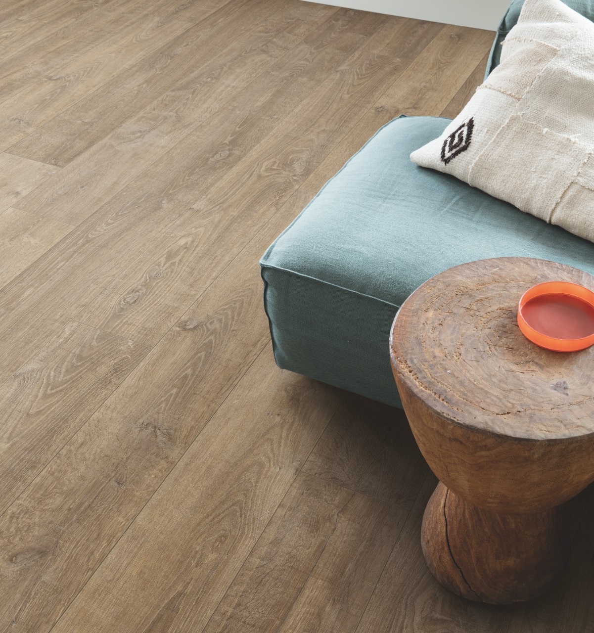 Ламинат Quick Step Perspective Hydro Дуб природный коричневый PER3579 1380×156×9 фото в интерьере