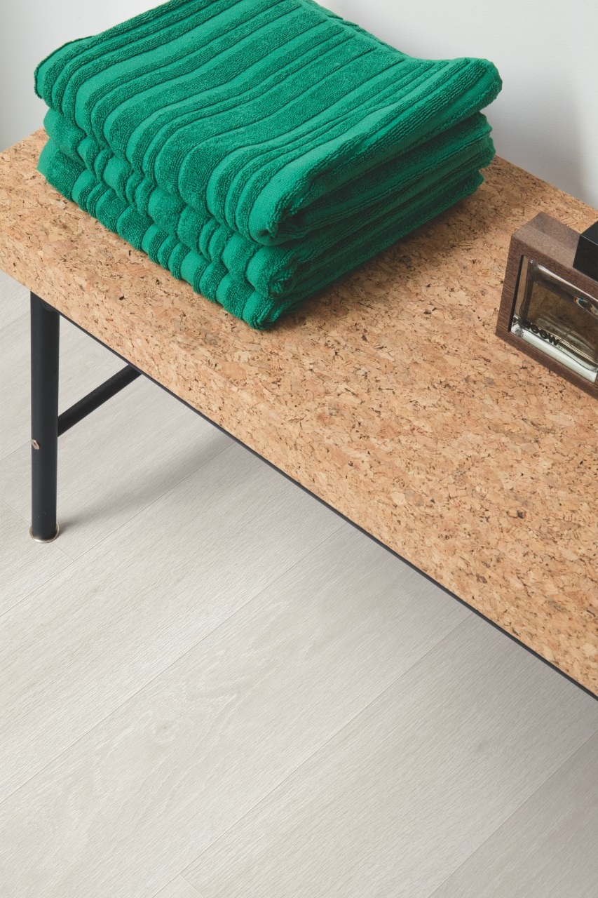 Ламинат Quick Step Perspective Hydro Дуб итальянский светло-серый PER3831 1380×156×9 фото в интерьере