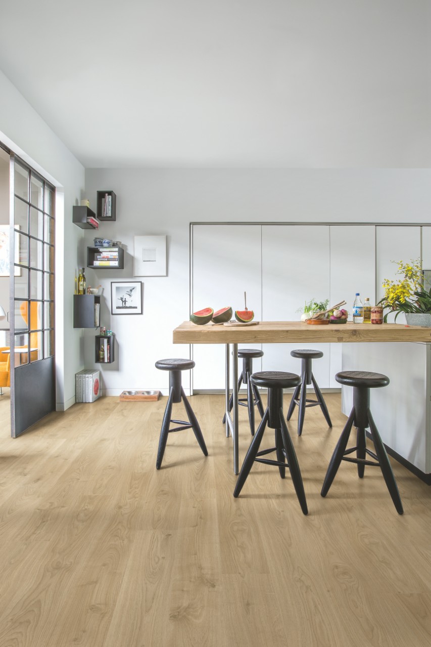 Ламинат Quick Step Perspective Hydro Доска дуба белого светло-бежевая PER6075 1380×156×9 фото в интерьере