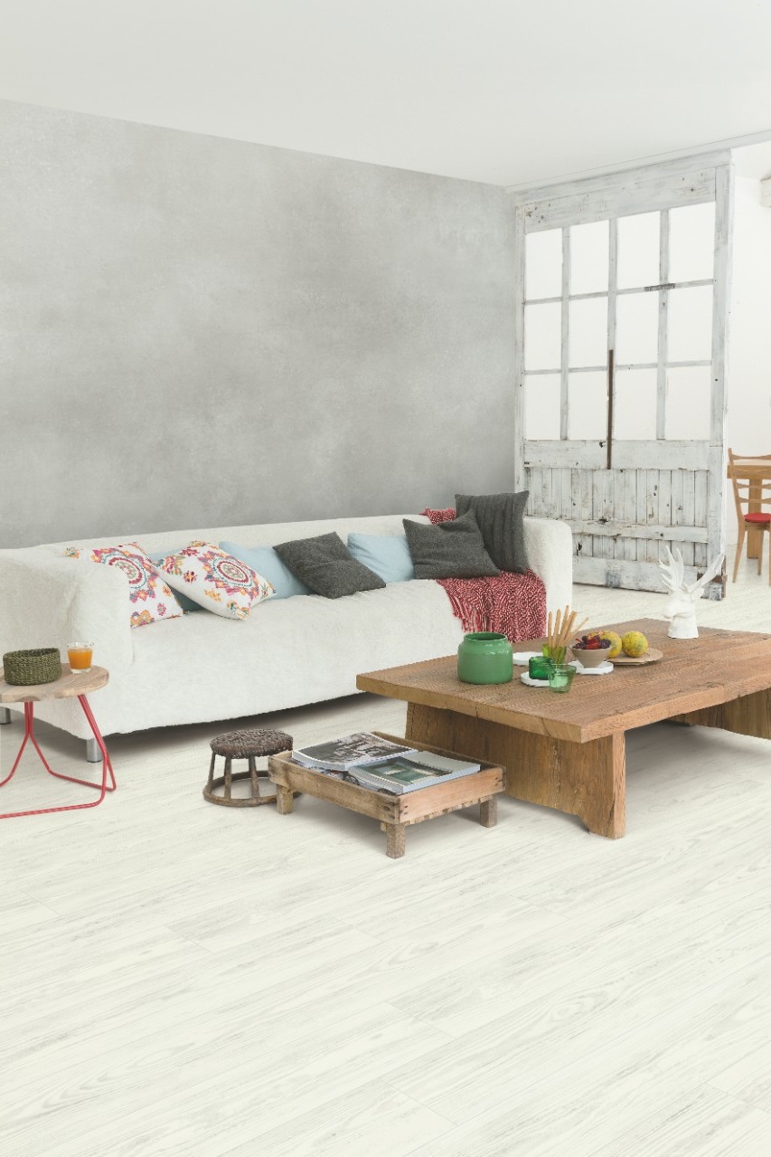 Ламинат Quick Step Perspective Hydro Сосна серая затертая PER6076 1380×156×9 фото в интерьере