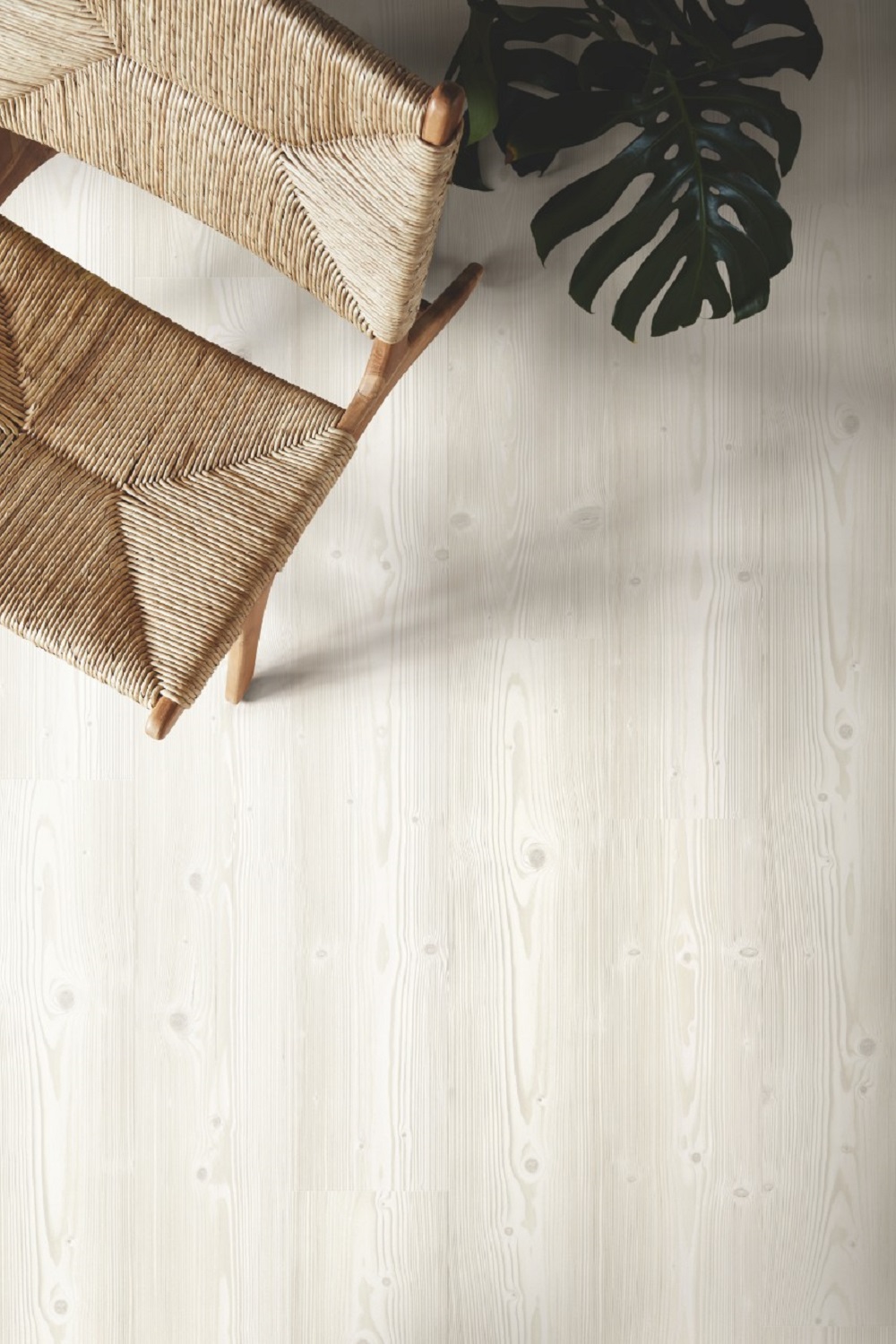 Кварцвиниловая плитка Pergo клеевая Optimum Glue Modern plank Скандинавская белая сосна V3231-40072 1515×217×2,5 фото в интерьере