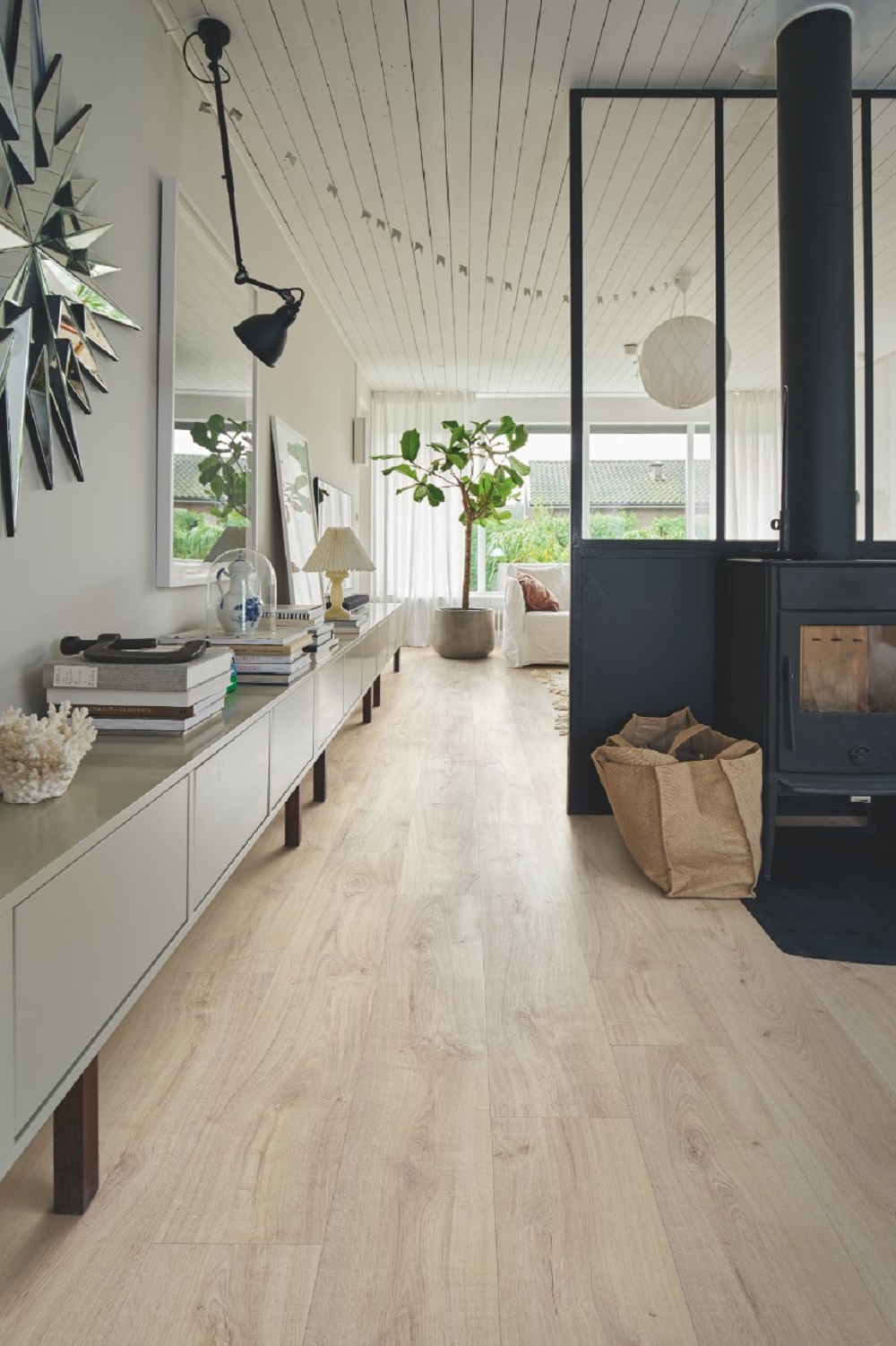 Кварцвиниловая плитка Pergo клеевая Optimum Glue Modern plank Дуб деревенский светлый V3231-40095 1515×217×2,5 фото в интерьере