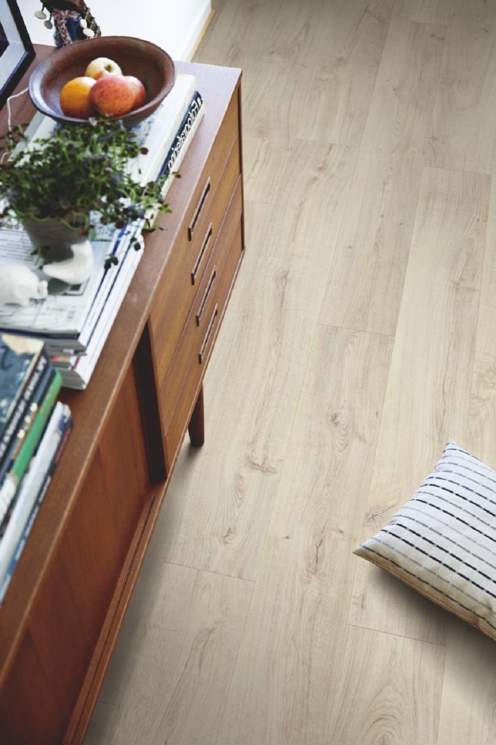 Кварцвиниловая плитка Pergo клеевая Optimum Glue Modern plank Дуб деревенский светлый V3231-40095 1515×217×2,5 фото в интерьере