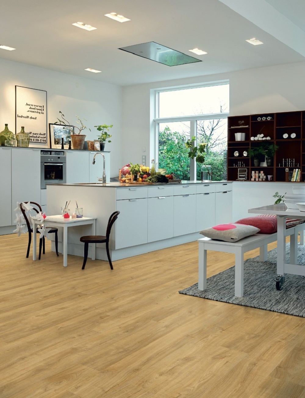 Кварцвиниловая плитка Pergo клеевая Optimum Glue Modern plank Дуб деревенский натуральный V3231-40096 1515×217×2,5 фото в интерьере