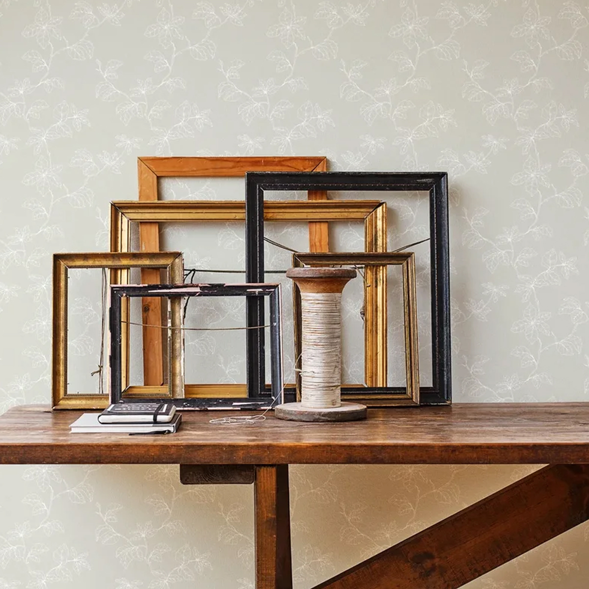 Обои Aura Living@Home Shadows of Branches 620205 11,2×0,52