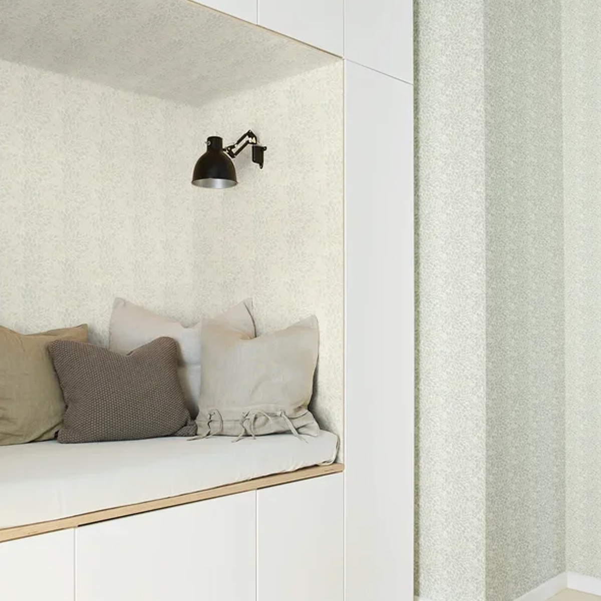 Обои Aura Living@Home Mosaics 620720 11,2×0,52 фото в интерьере