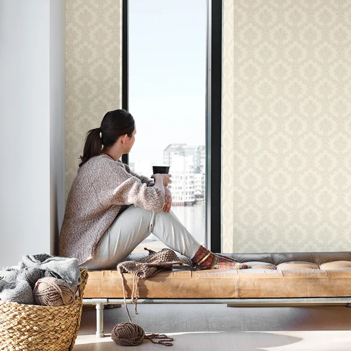 Обои Aura Living@Home Damask 620309 11,2×0,52 фото в интерьере