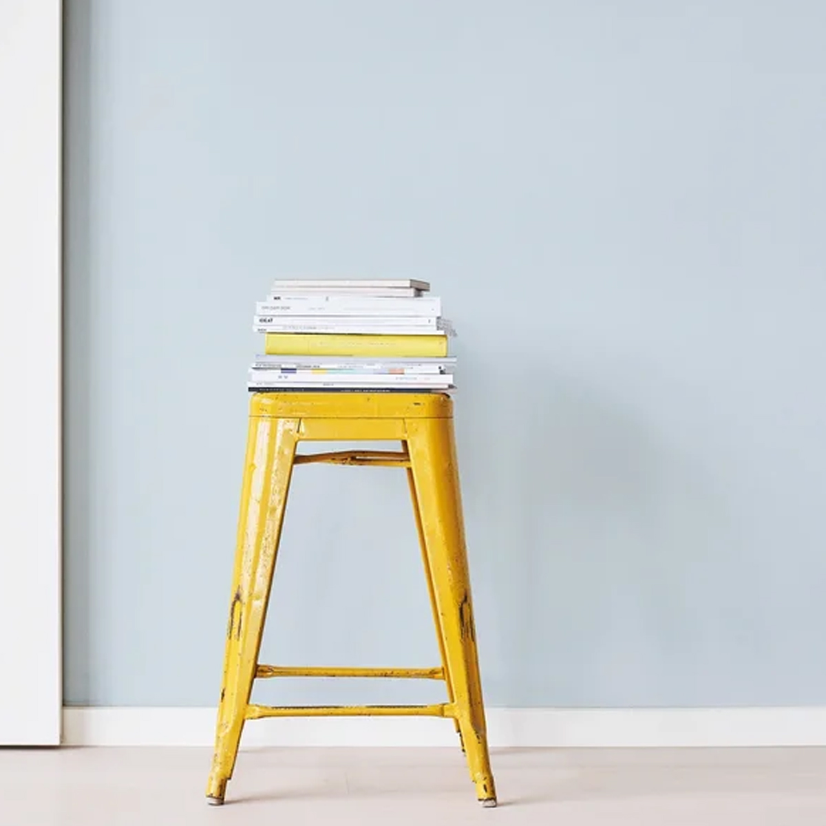 Обои Aura Living@Home 621142 11,2×0,52 фото в интерьере