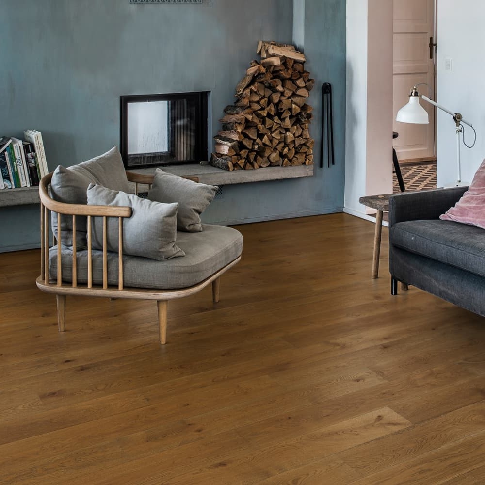 Паркетная доска Karelia Essence Дуб 4 Story Burnt Sienna 10111248A5256111 Country 1116×138×14 фото в интерьере