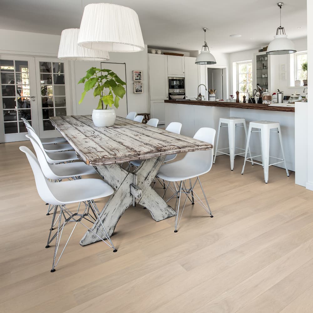 Паркетная доска Karelia Essence Дуб 4 Story Sandy White 10110648A5253111 Natur 1116×138×14 фото в интерьере