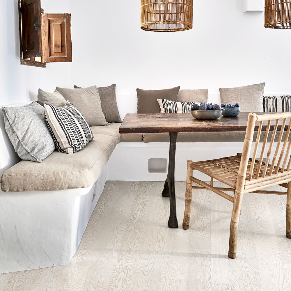 Паркетная доска Karelia Essence Дуб Story Polar White 5G 1116×138×14 фото в интерьере