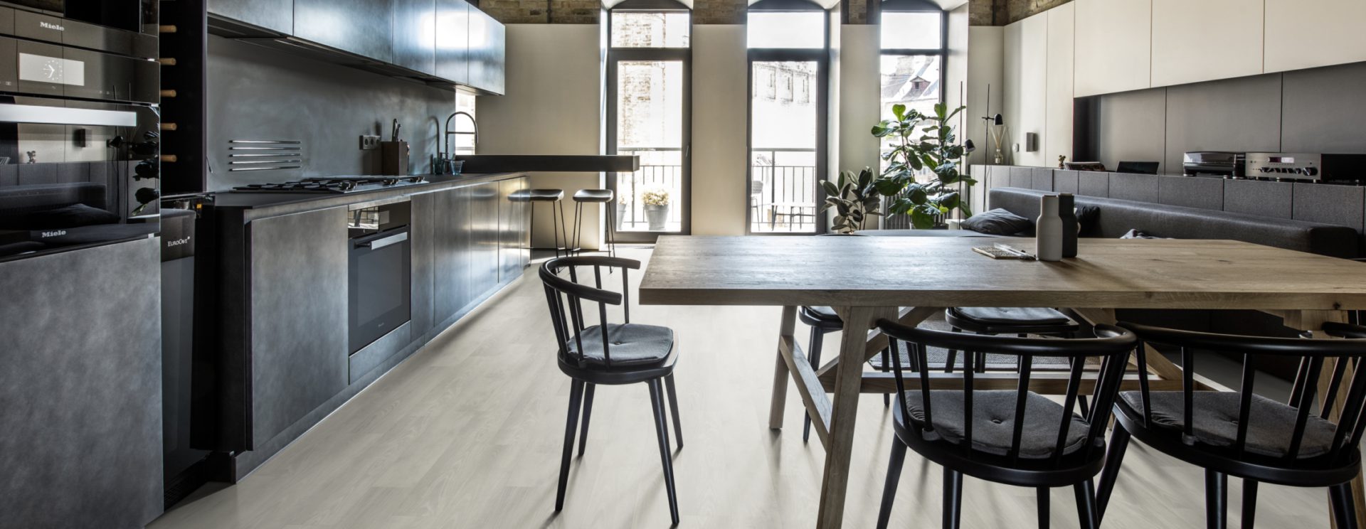 Кварцвиниловый SPC ламинат Kahrs Luxury Tiles Click 5 mm Yukon CLW 172 1210×172×5 фото в интерьере