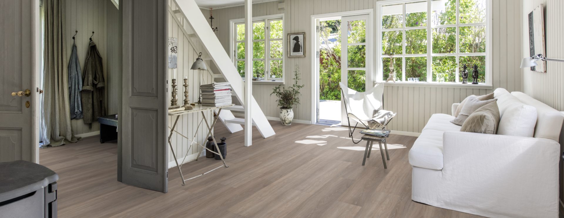 Кварцвиниловый SPC ламинат Kahrs Luxury Tiles Click 5 mm Whinfell CLW 172 1210×172×5 фото в интерьере Кварцвиниловый SPC ламинат Kahrs Luxury Tiles Click 5 mm Whinfell CLW 172 1210×172×5 фото в интерьере