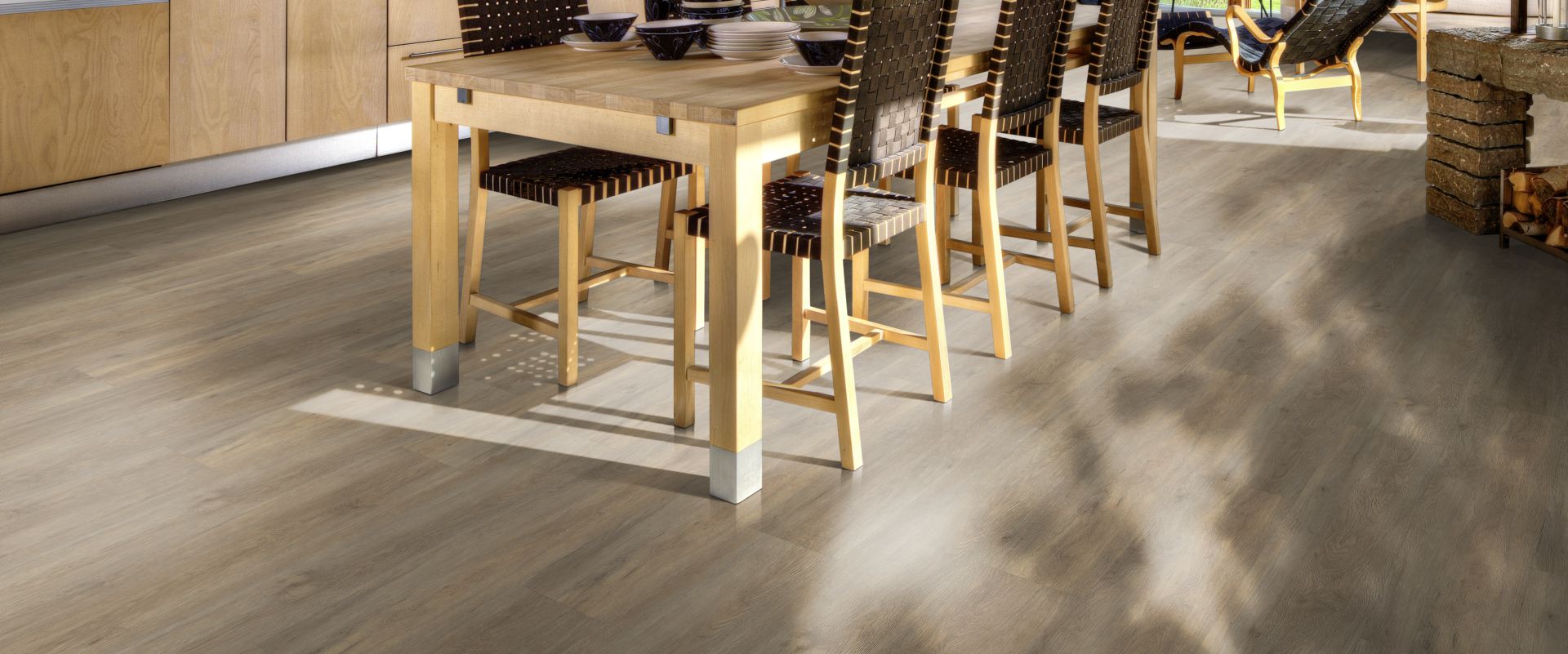 Кварцвиниловый SPC ламинат Kahrs Luxury Tiles Click 5 mm Taiga CLW 172 1210×172×5 фото в интерьере