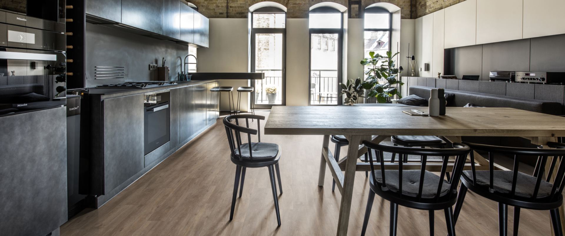 Кварцвиниловый SPC ламинат Kahrs Luxury Tiles Click 5 mm Sarek CLW 172 1210×172×5 фото в интерьере