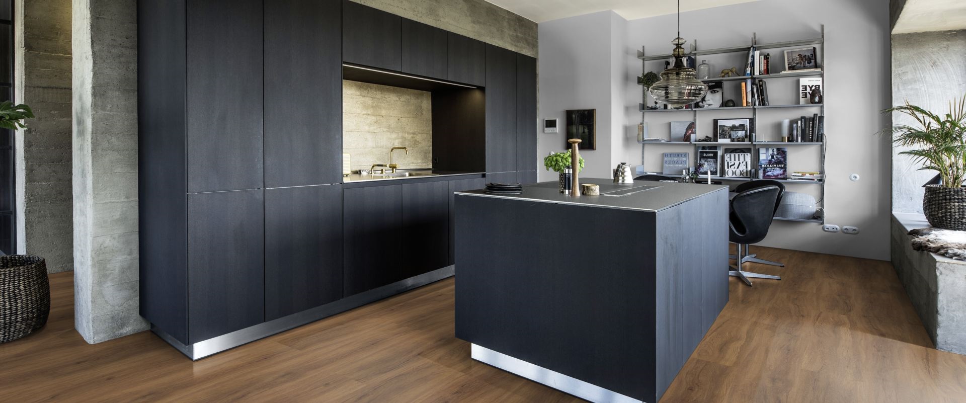 Кварцвиниловый SPC ламинат Kahrs Luxury Tiles Click 5 mm Redwood CLW 172 1210×172×5 фото в интерьере