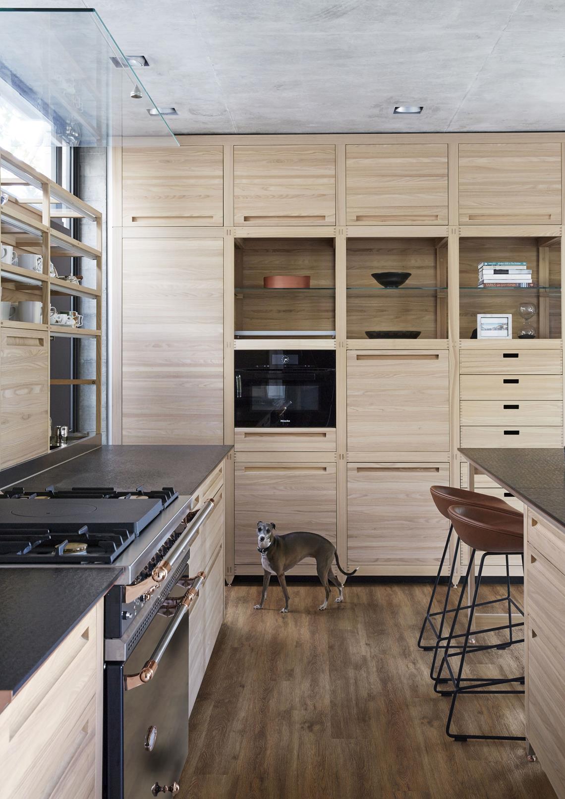 Кварцвиниловый SPC ламинат Kahrs Luxury Tiles Click 5 mm Belluno CLW 172 1210×172×5 фото в интерьере