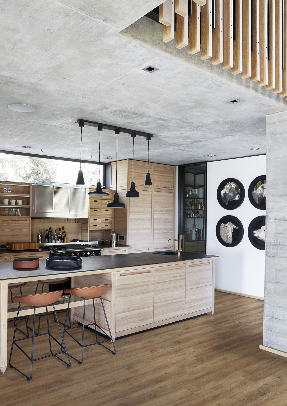 Кварцвиниловый SPC ламинат Kahrs Luxury Tiles Click 5 mm Belluno CLW 172 1210×172×5 фото в интерьере