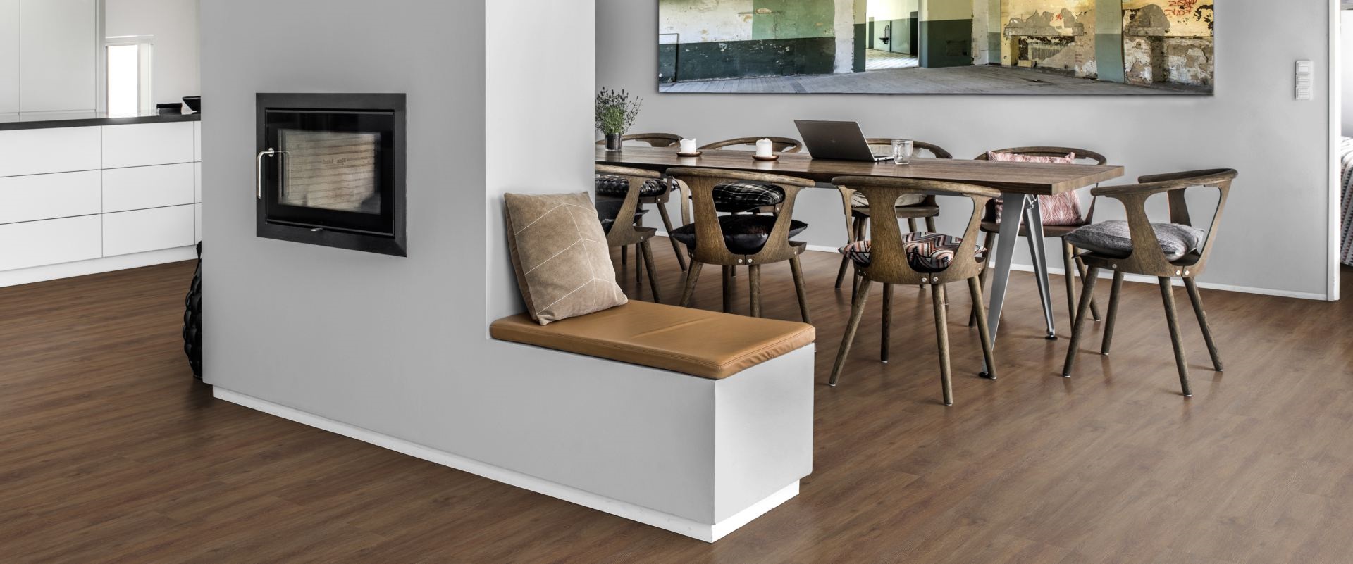 Кварцвиниловый SPC ламинат Kahrs Luxury Tiles Click 5 mm Belluno CLW 172 1210×172×5 фото в интерьере