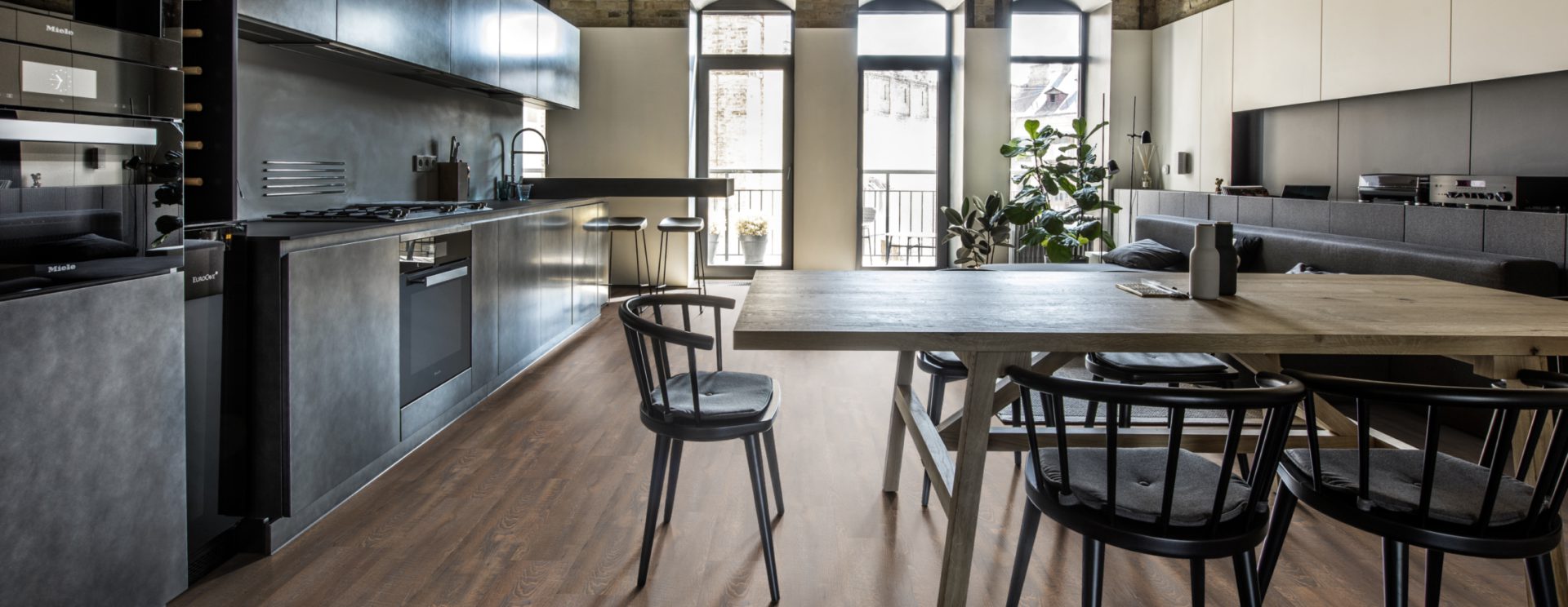 Кварцвиниловый SPC ламинат Kahrs Luxury Tiles Click 5 mm Kannur CLW 172 1210×172×5 фото в интерьере