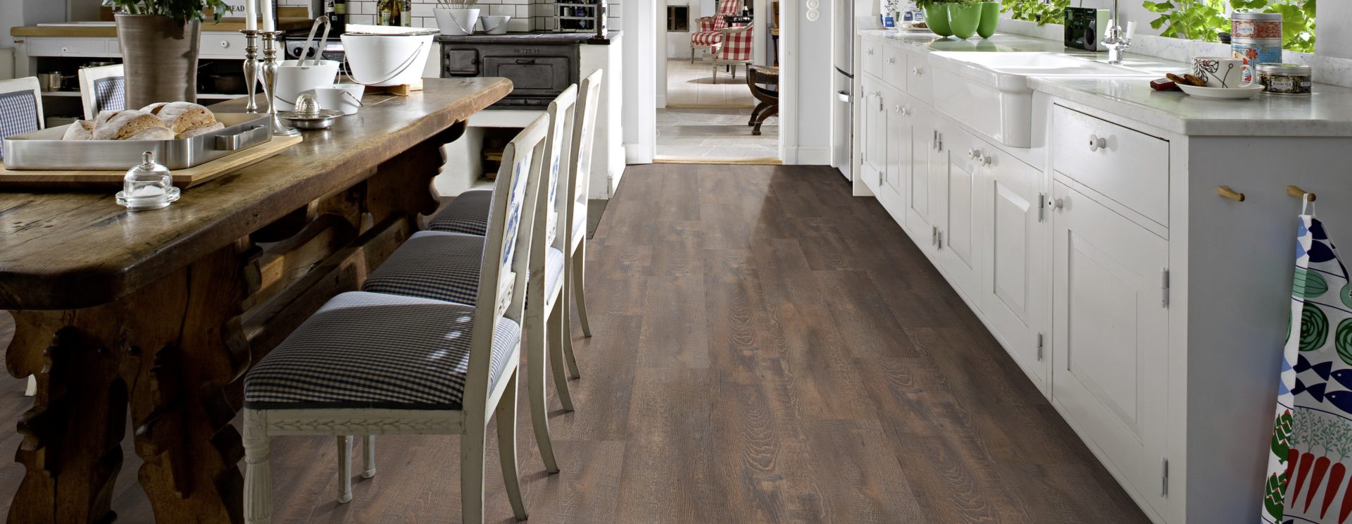 Кварцвиниловый SPC ламинат Kahrs Luxury Tiles Click 5 mm Kannur CLW 172 1210×172×5 фото в интерьере