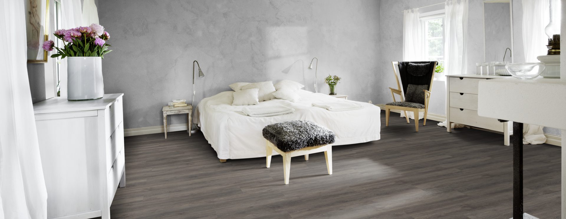 Кварцвиниловый SPC ламинат Kahrs Luxury Tiles Click 5 mm Wentwood CLW 172 1210×172×5 фото в интерьере