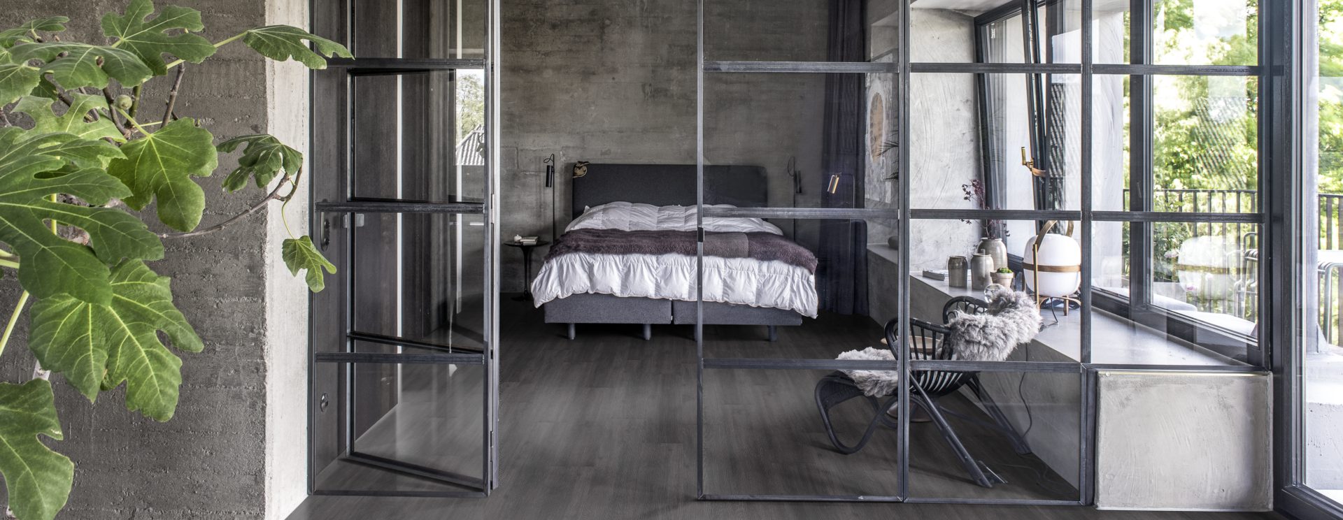 Кварцвиниловый SPC ламинат Kahrs Luxury Tiles Click 5 mm Schwarzwald CLW 172 1210×172×5 фото в интерьере