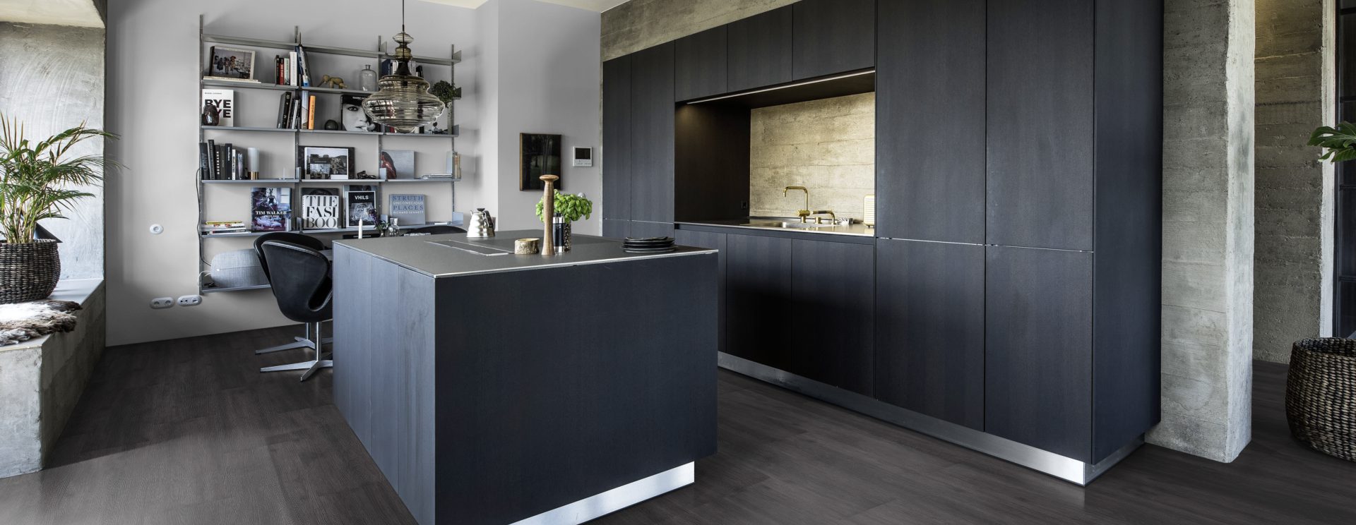 Кварцвиниловый SPC ламинат Kahrs Luxury Tiles Click 5 mm Schwarzwald CLW 172 1210×172×5 фото в интерьере