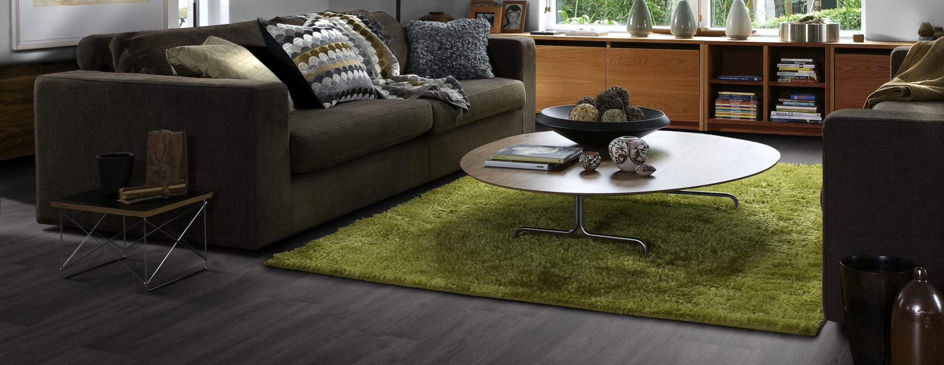 Кварцвиниловый SPC ламинат Kahrs Luxury Tiles Click 5 mm Schwarzwald CLW 172 1210×172×5 фото в интерьере