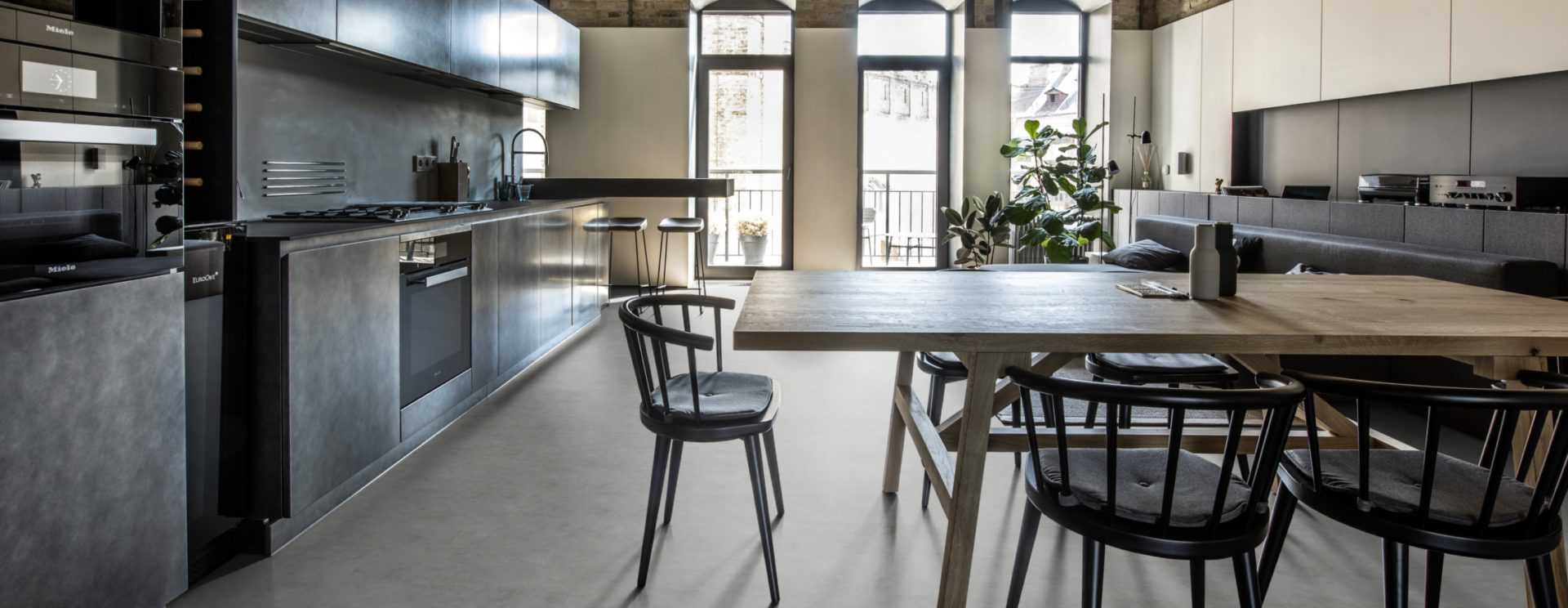 Кварцвиниловый SPC ламинат Kahrs Luxury Tiles Click 5 mm Makalu CLS 300 600×300×5 фото в интерьере