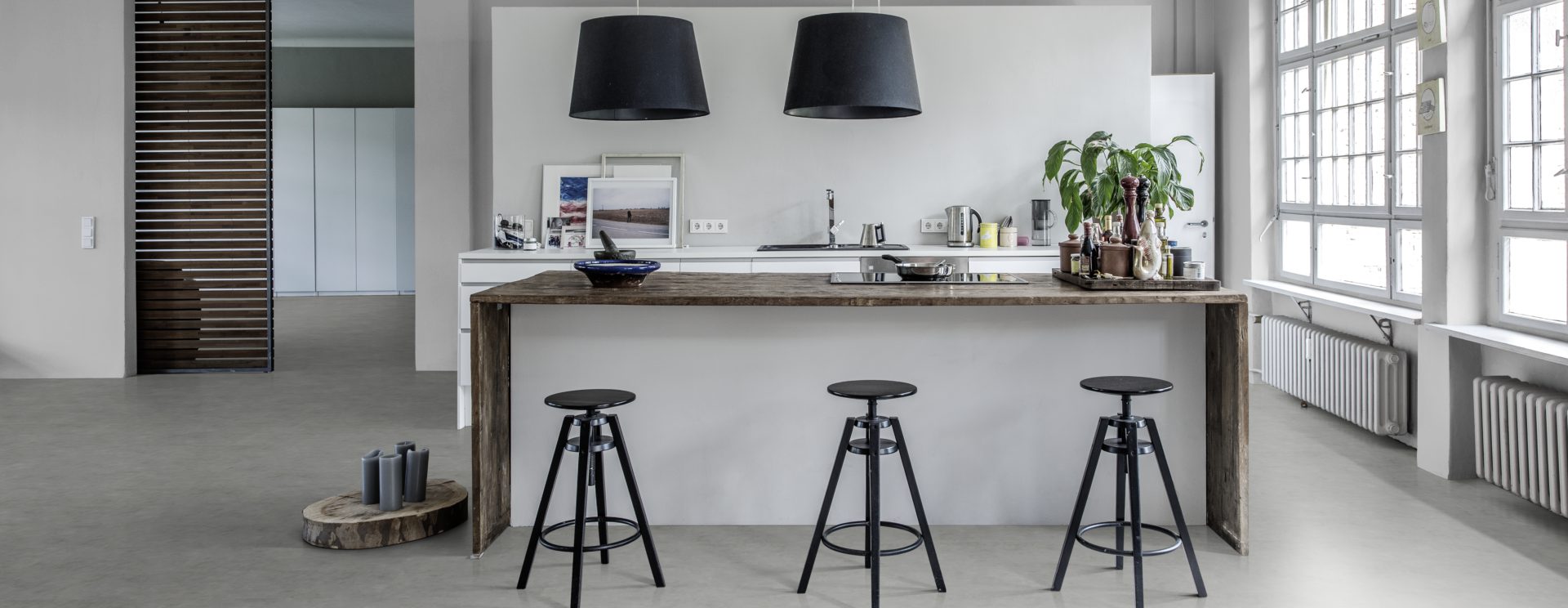 Кварцвиниловый SPC ламинат Kahrs Luxury Tiles Click 5 mm Makalu CLS 300 600×300×5 фото в интерьере