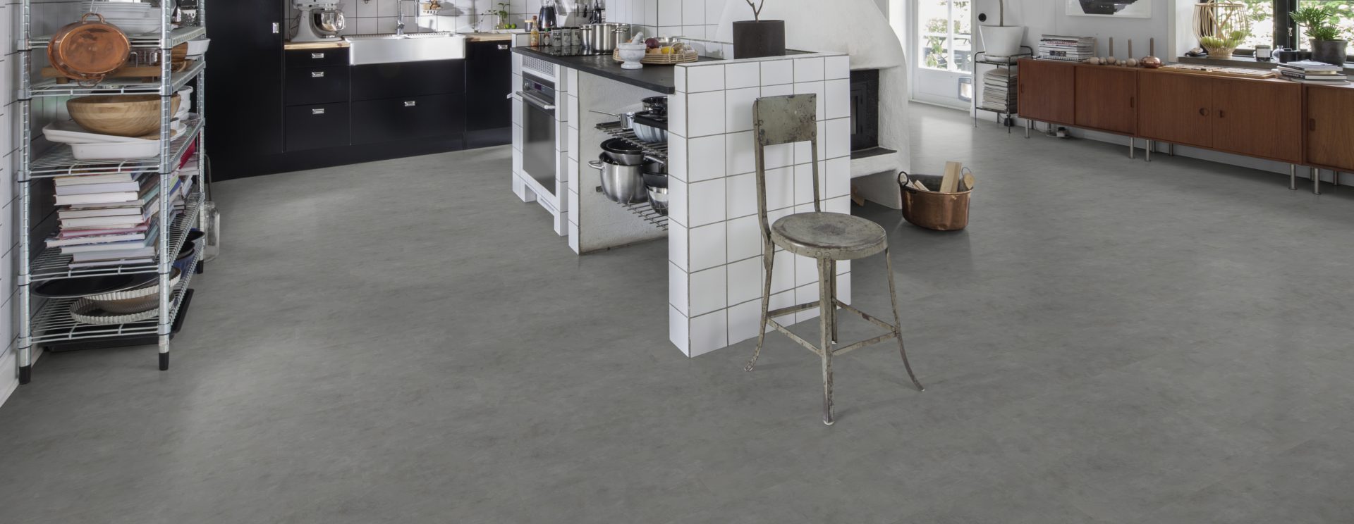 Кварцвиниловый SPC ламинат Kahrs Luxury Tiles Click 5 mm Makalu CLS 300 600×300×5 фото в интерьере