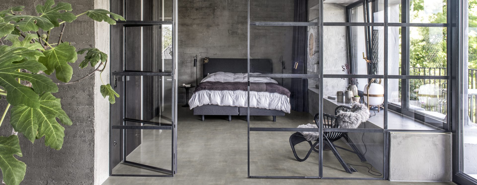 Кварцвиниловый SPC ламинат Kahrs Luxury Tiles Click 5 mm Matterhorn CLS 300 600×300×5 фото в интерьере