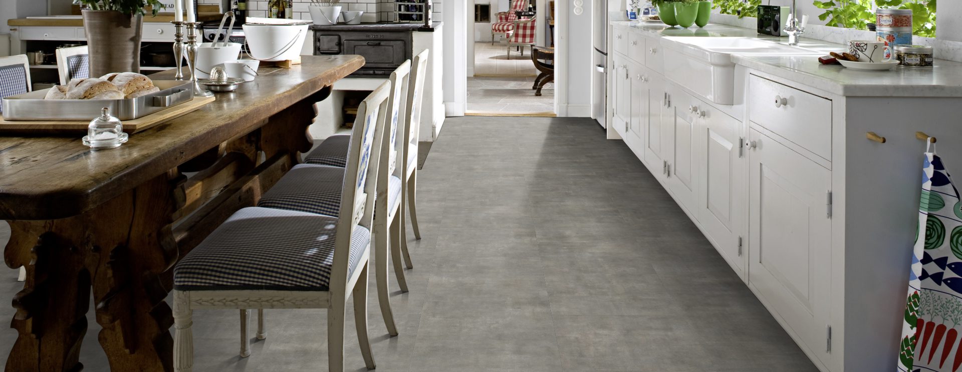 Кварцвиниловый SPC ламинат Kahrs Luxury Tiles Click 5 mm Matterhorn CLS 300 600×300×5 фото в интерьере