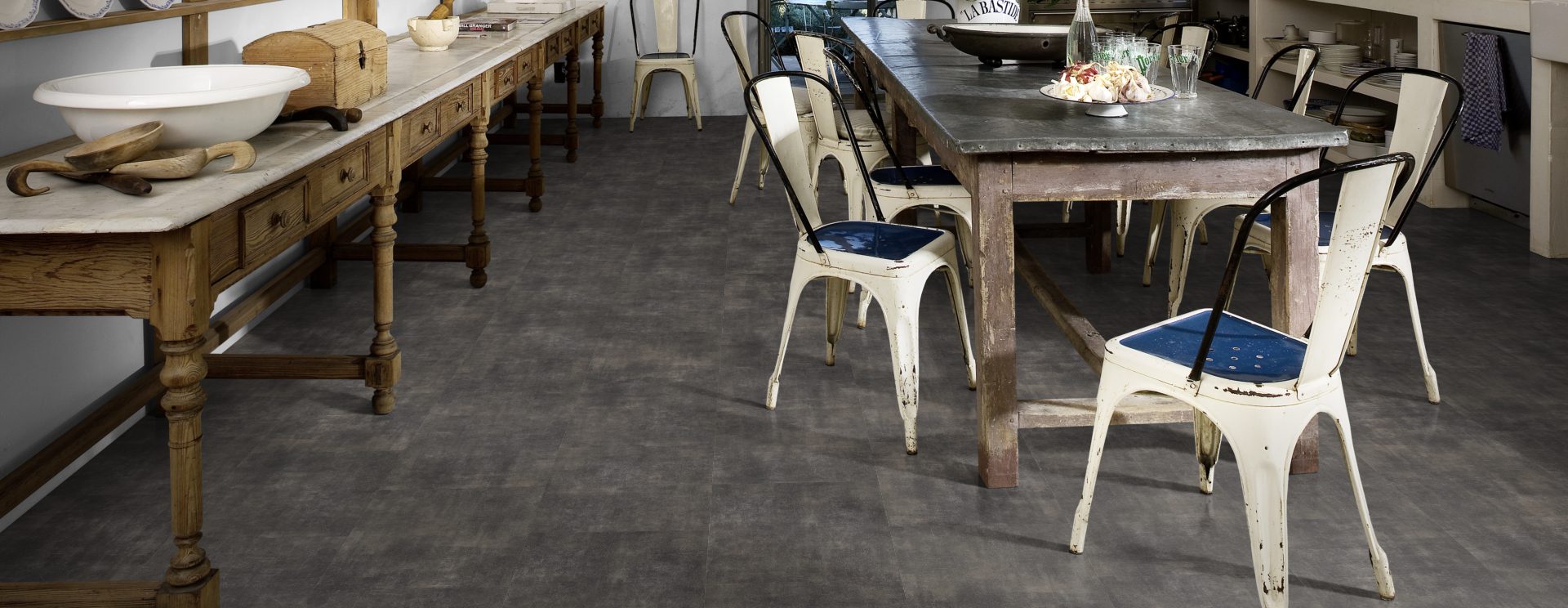 Кварцвиниловый SPC ламинат Kahrs Luxury Tiles Click 5 mm Steele CLS 300 600×300×5 фото в интерьере