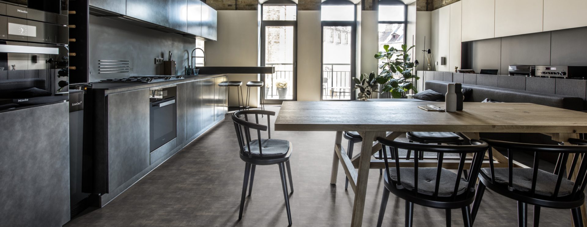 Кварцвиниловый SPC ламинат Kahrs Luxury Tiles Click 5 mm Steele CLS 300 600×300×5 фото в интерьере