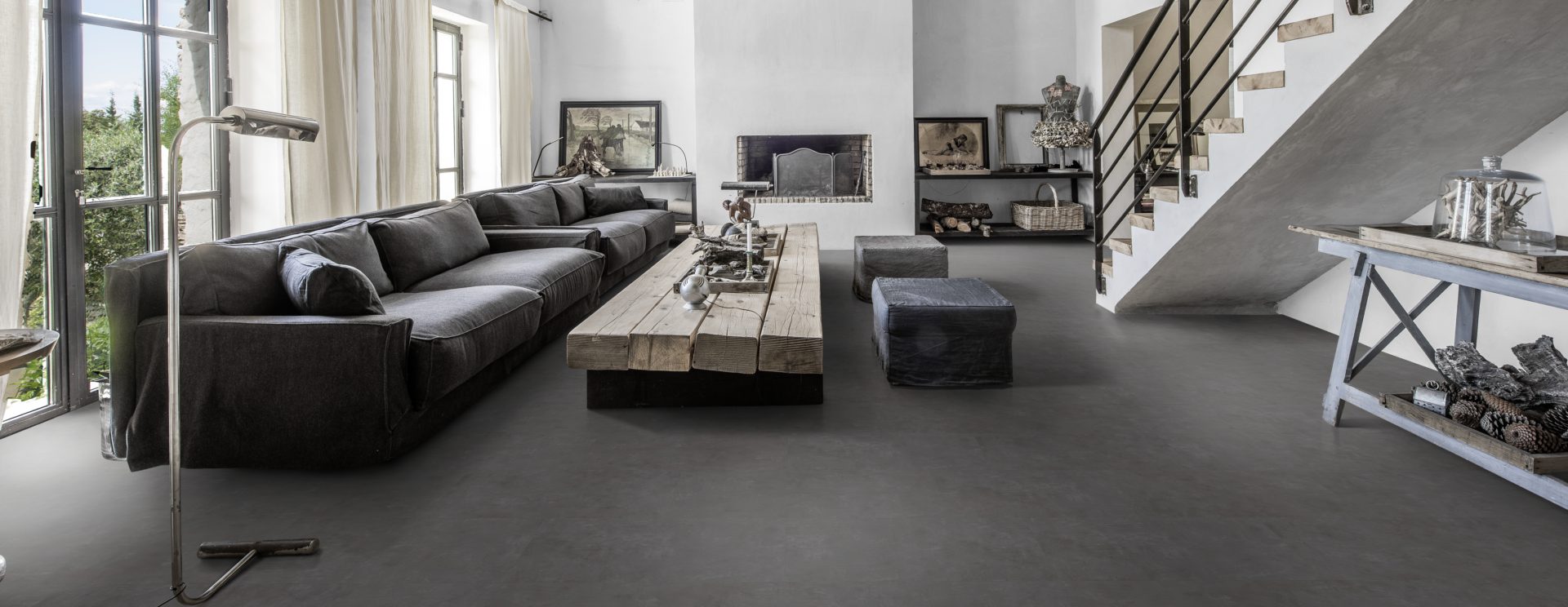 Кварцвиниловый SPC ламинат Kahrs Luxury Tiles Click 5 mm Schwarzhorn CLS 300 600×300×5 фото в интерьере