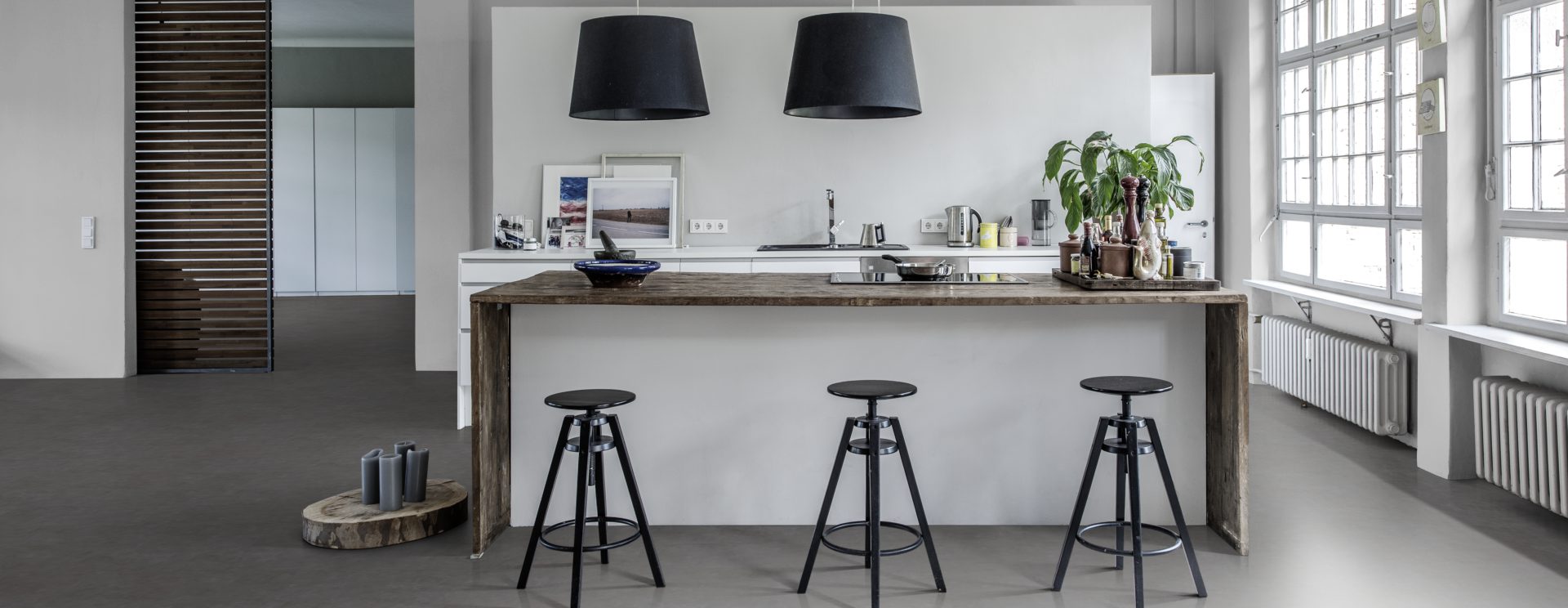 Кварцвиниловый SPC ламинат Kahrs Luxury Tiles Click 5 mm Schwarzhorn CLS 300 600×300×5 фото в интерьере