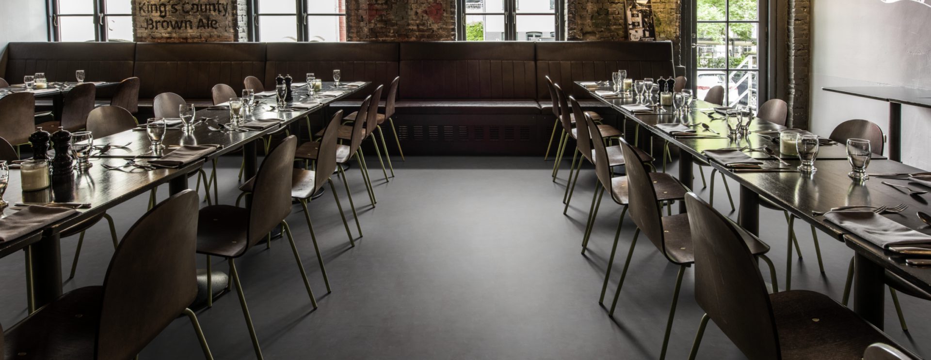 Кварцвиниловый SPC ламинат Kahrs Luxury Tiles Click 5 mm Schwarzhorn CLS 300 600×300×5 фото в интерьере