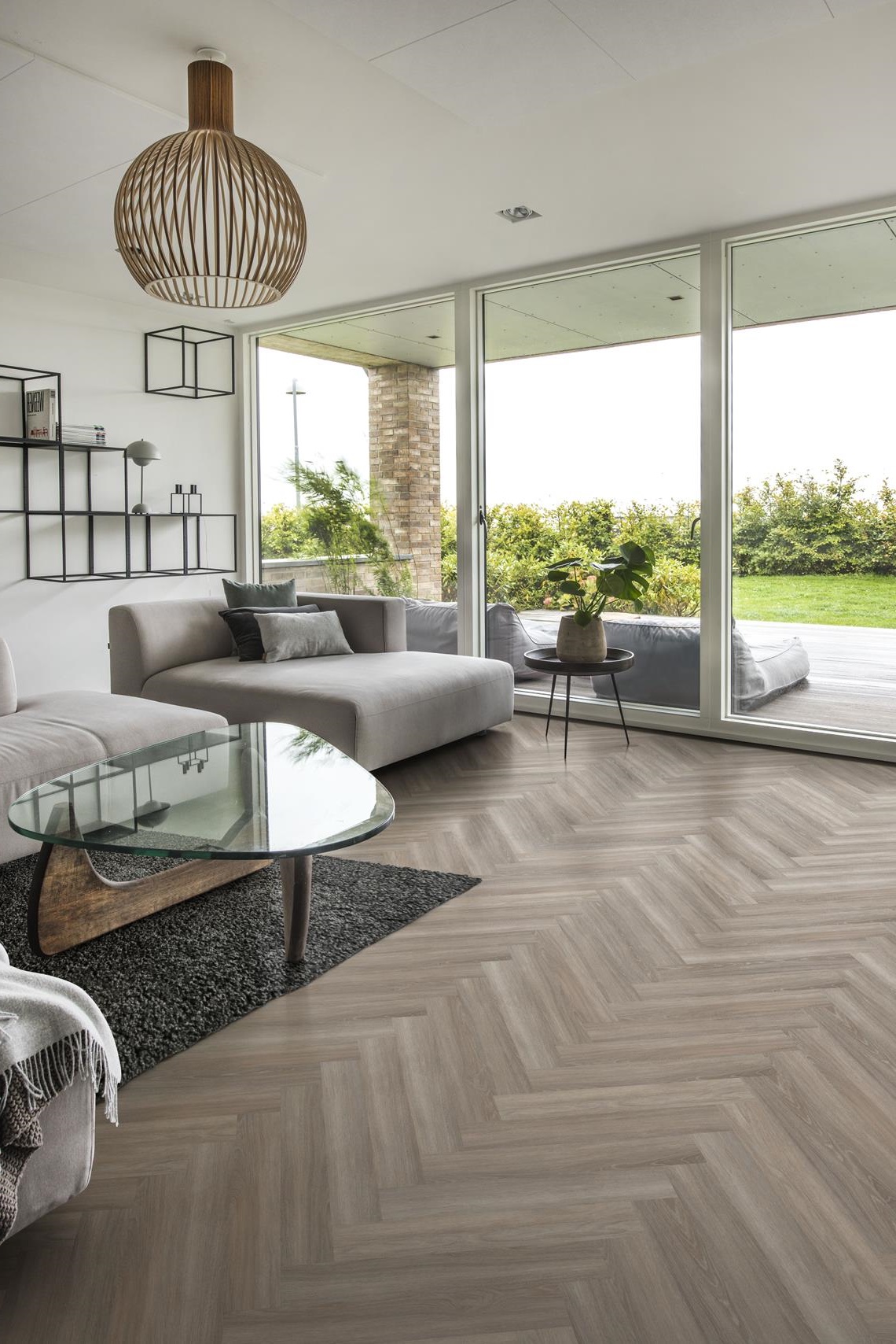 Кварцвиниловый SPC ламинат Kahrs Luxury Tiles Herringbone 5 mm Whinfell RL CHW 120 венгерская елка 720×120×5 фото в интерьере