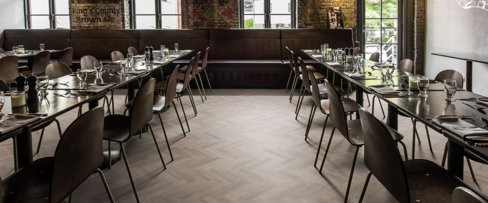 Кварцвиниловый SPC ламинат Kahrs Luxury Tiles Herringbone 5 mm Whinfell RL CHW 120 венгерская елка 720×120×5 фото в интерьере