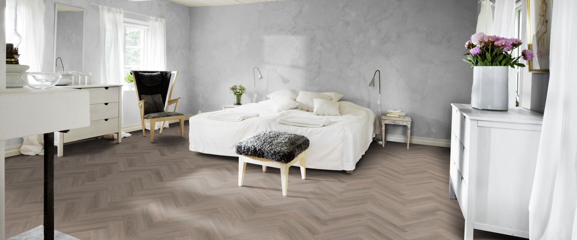 Кварцвиниловый SPC ламинат Kahrs Luxury Tiles Herringbone 5 mm Whinfell RL CHW 120 венгерская елка 720×120×5 фото в интерьере