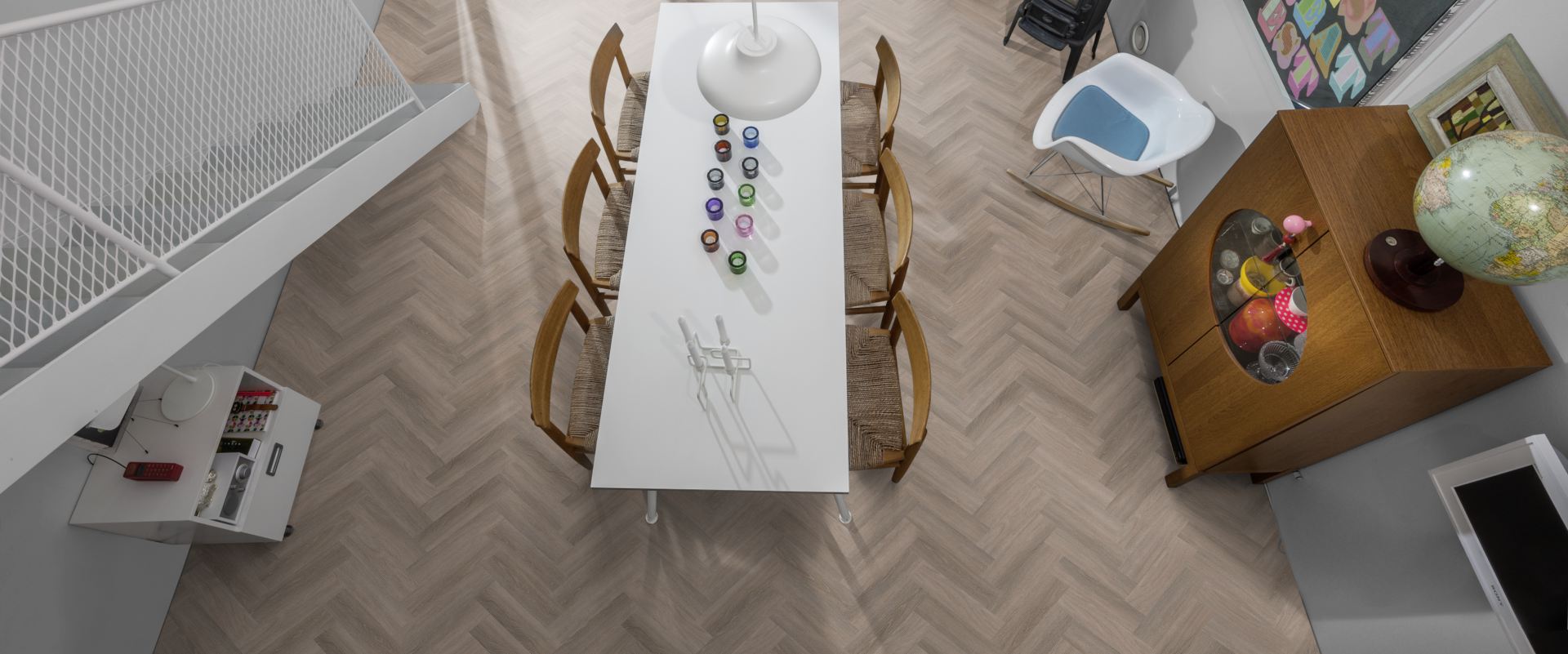 Кварцвиниловый SPC ламинат Kahrs Luxury Tiles Herringbone 5 mm Whinfell RL CHW 120 венгерская елка 720×120×5 фото в интерьере
