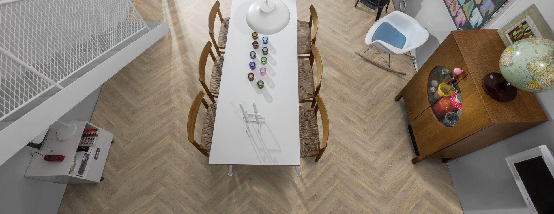 Кварцвиниловый SPC ламинат Kahrs Luxury Tiles Herringbone 5 mm Taiga RL CHW 120 венгерская елка 720×120×5 фото в интерьере