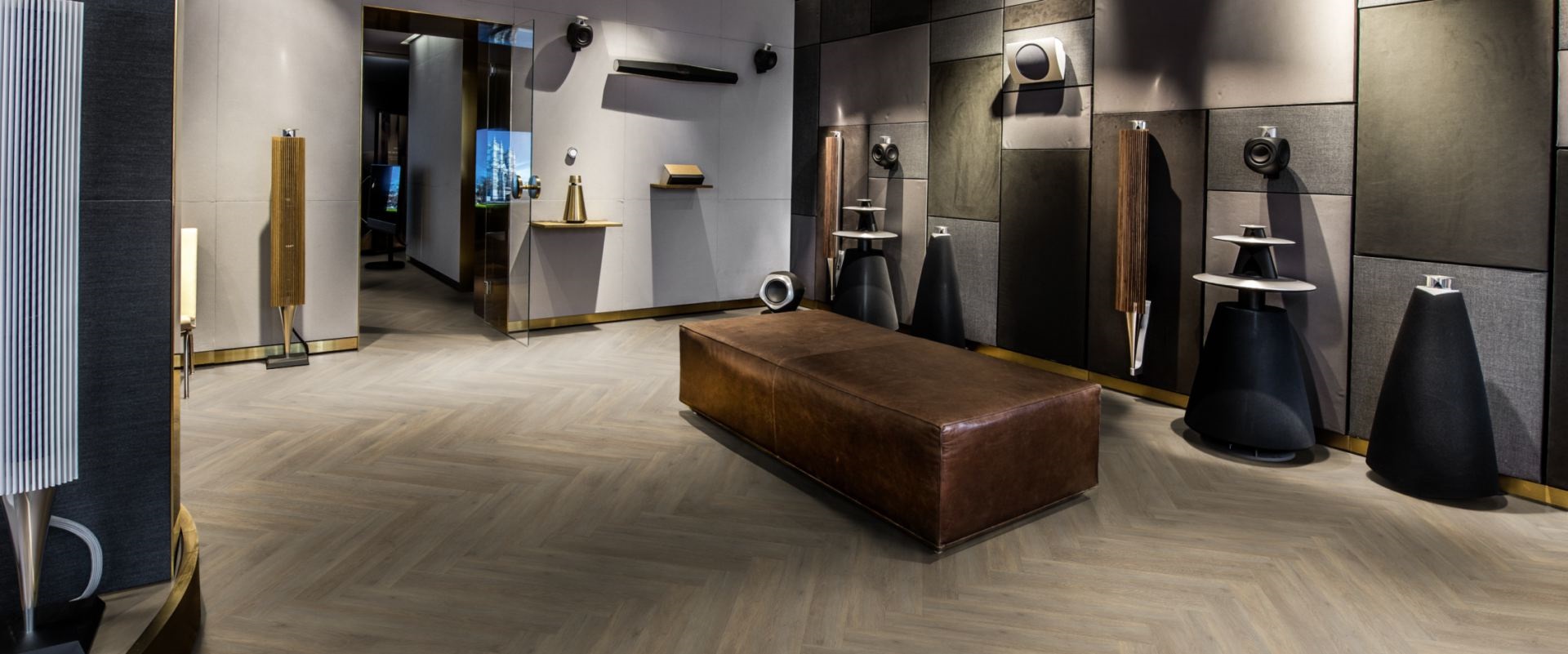 Кварцвиниловый SPC ламинат Kahrs Luxury Tiles Herringbone 5 mm Taiga RL CHW 120 венгерская елка 720×120×5 фото в интерьере