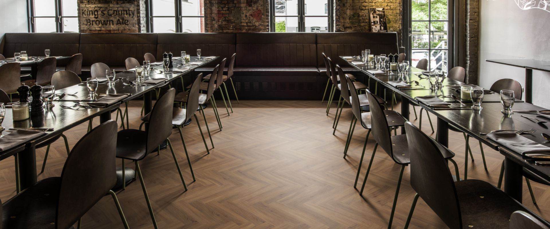 Кварцвиниловый SPC ламинат Kahrs Luxury Tiles Herringbone 5 mm Redwood CHW 120 венгерская елка 720×120×5 фото в интерьере Кварцвиниловый SPC ламинат Kahrs Luxury Tiles Herringbone 5 mm Redwood CHW 120 венгерская елка 720×120×5 фото в интерьере