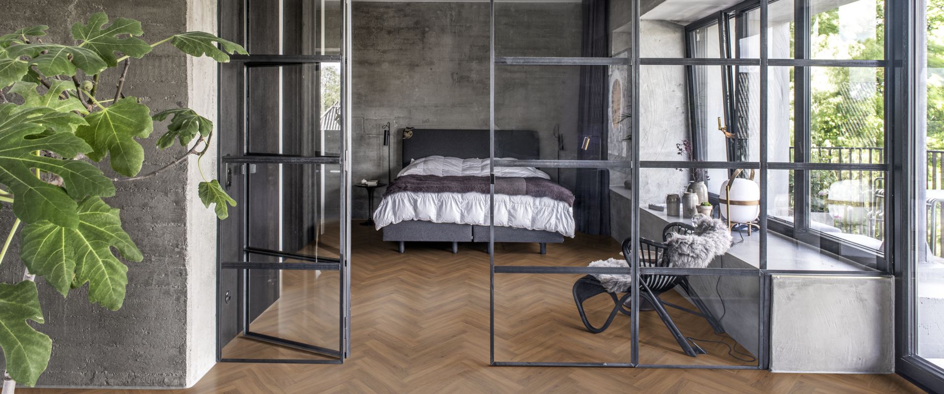 Кварцвиниловый SPC ламинат Kahrs Luxury Tiles Herringbone 5 mm Redwood CHW 120 венгерская елка 720×120×5 фото в интерьере Кварцвиниловый SPC ламинат Kahrs Luxury Tiles Herringbone 5 mm Redwood CHW 120 венгерская елка 720×120×5 фото в интерьере