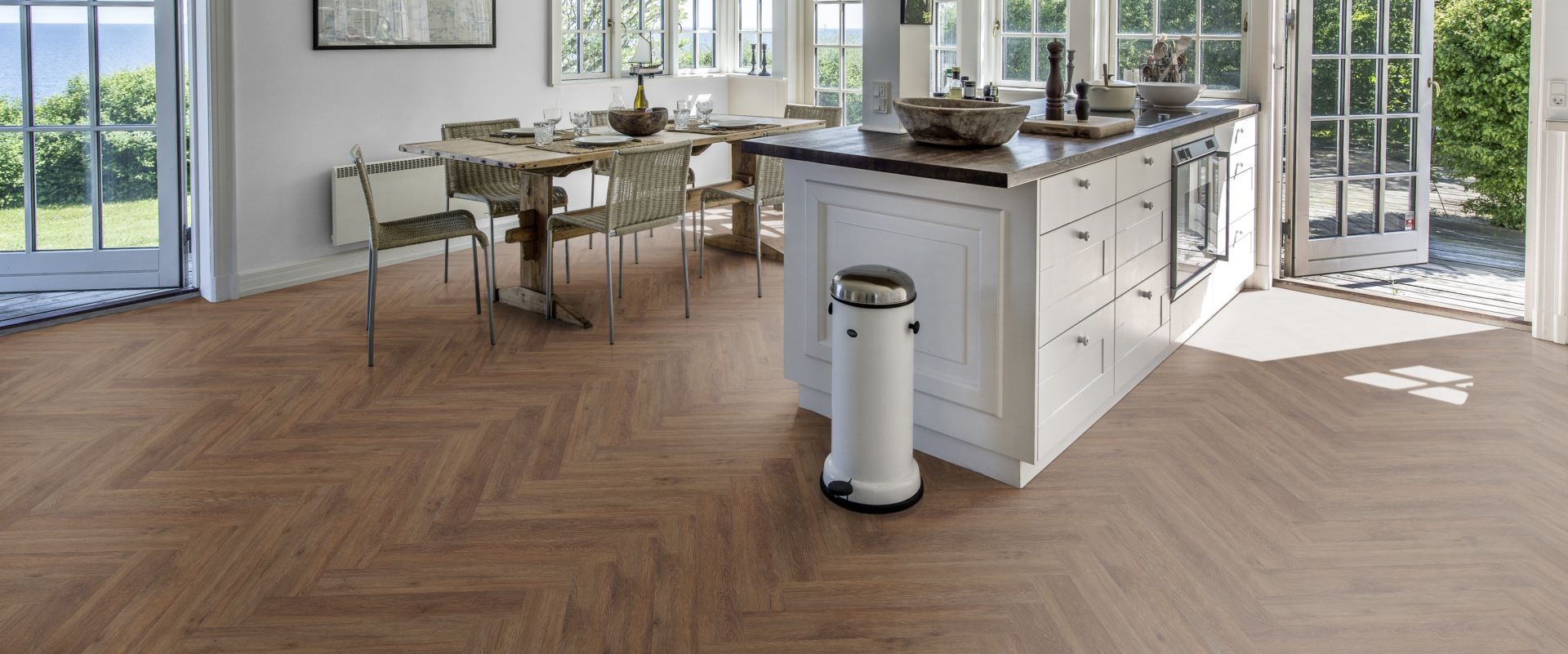 Кварцвиниловый SPC ламинат Kahrs Luxury Tiles Herringbone 5 mm Belluno CHW 120 венгерская елка 720×120×5 фото в интерьере